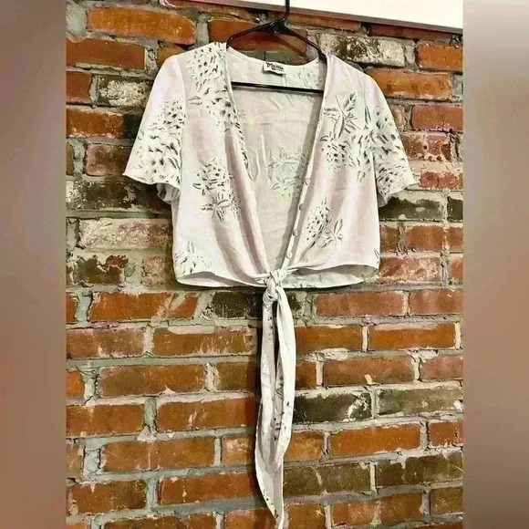 Show Me Your Mumu Lavender Cropped Tie Front Floral Top Size XS - Picture 3 of 7